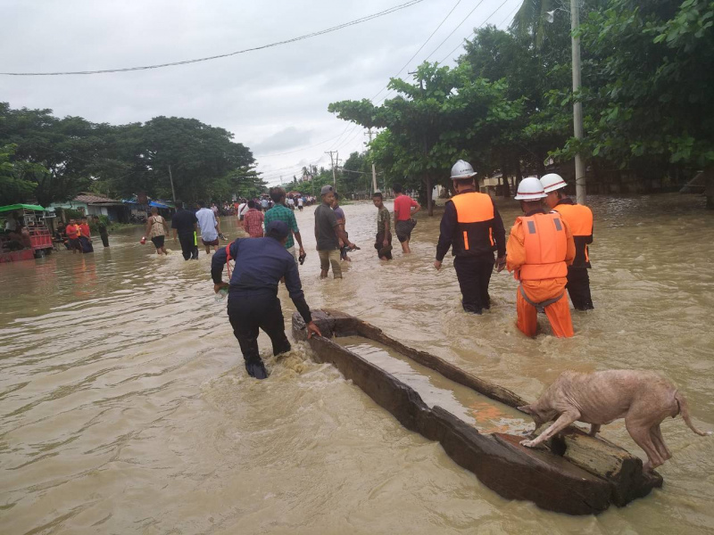 У М'янмі через прорив греблі затопило місто і трасу